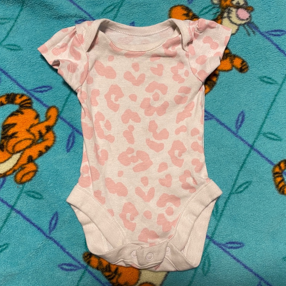 🥨 10/$10 Pink Leopard Spot Onesie - NB 🥨